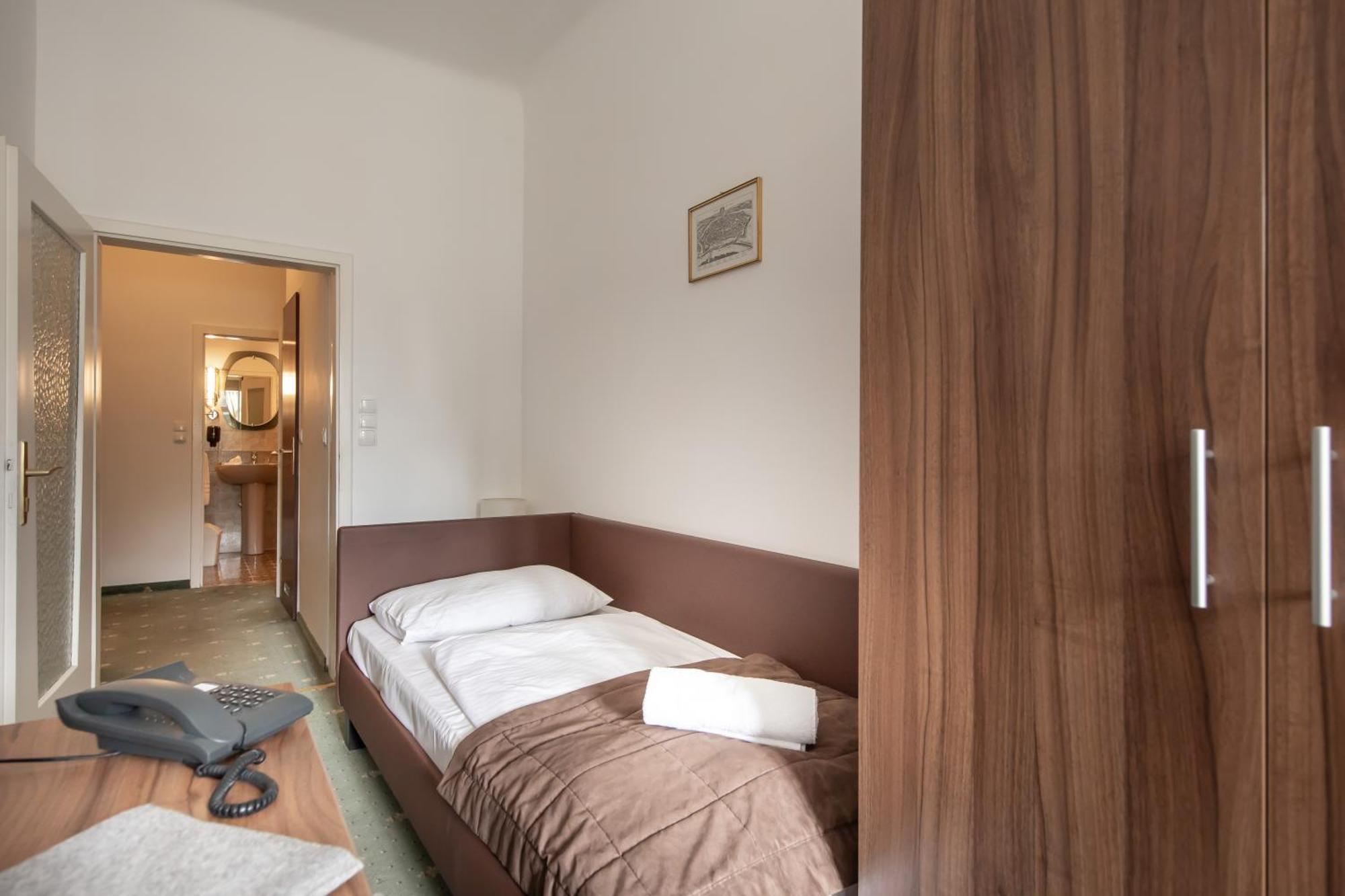 Hotel Bergwirt Schoenbrunn Vienna Exterior photo